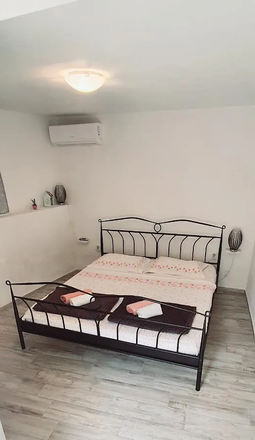 Holiday Home Jakov ビビニェ