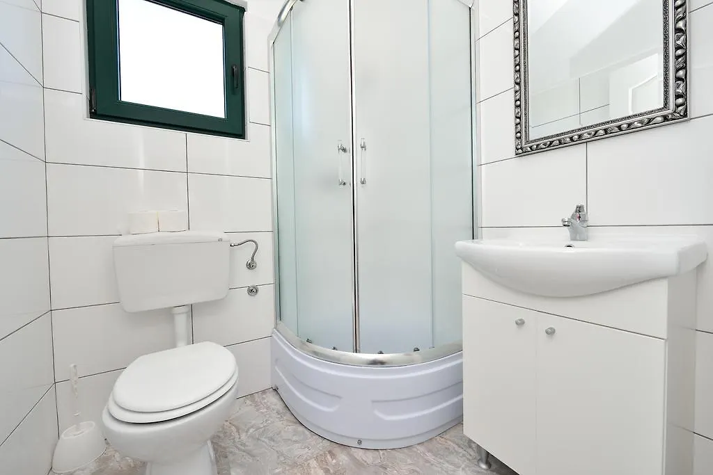 Holiday Home Jakov ビビニェ