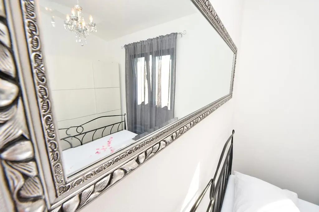 Holiday Home Jakov ビビニェ