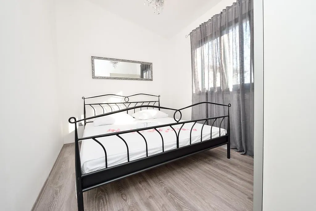 Holiday Home Jakov ビビニェ