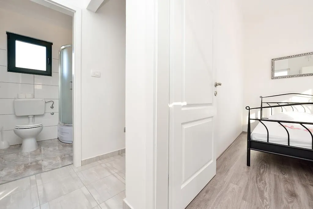 Holiday Home Jakov ビビニェ