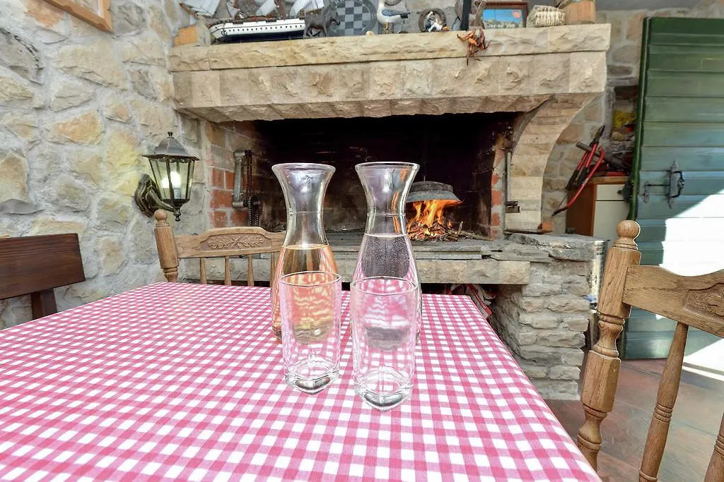 Holiday Home Jakov ビビニェ